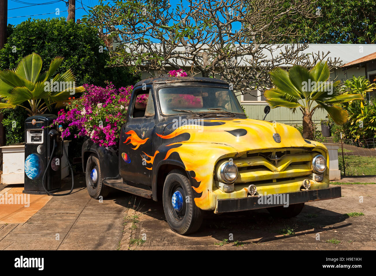 Auto d'epoca, decorato con fiori, la vecchia stazione di benzina, Eleele, Isola di Kauai, Hawaii Foto Stock