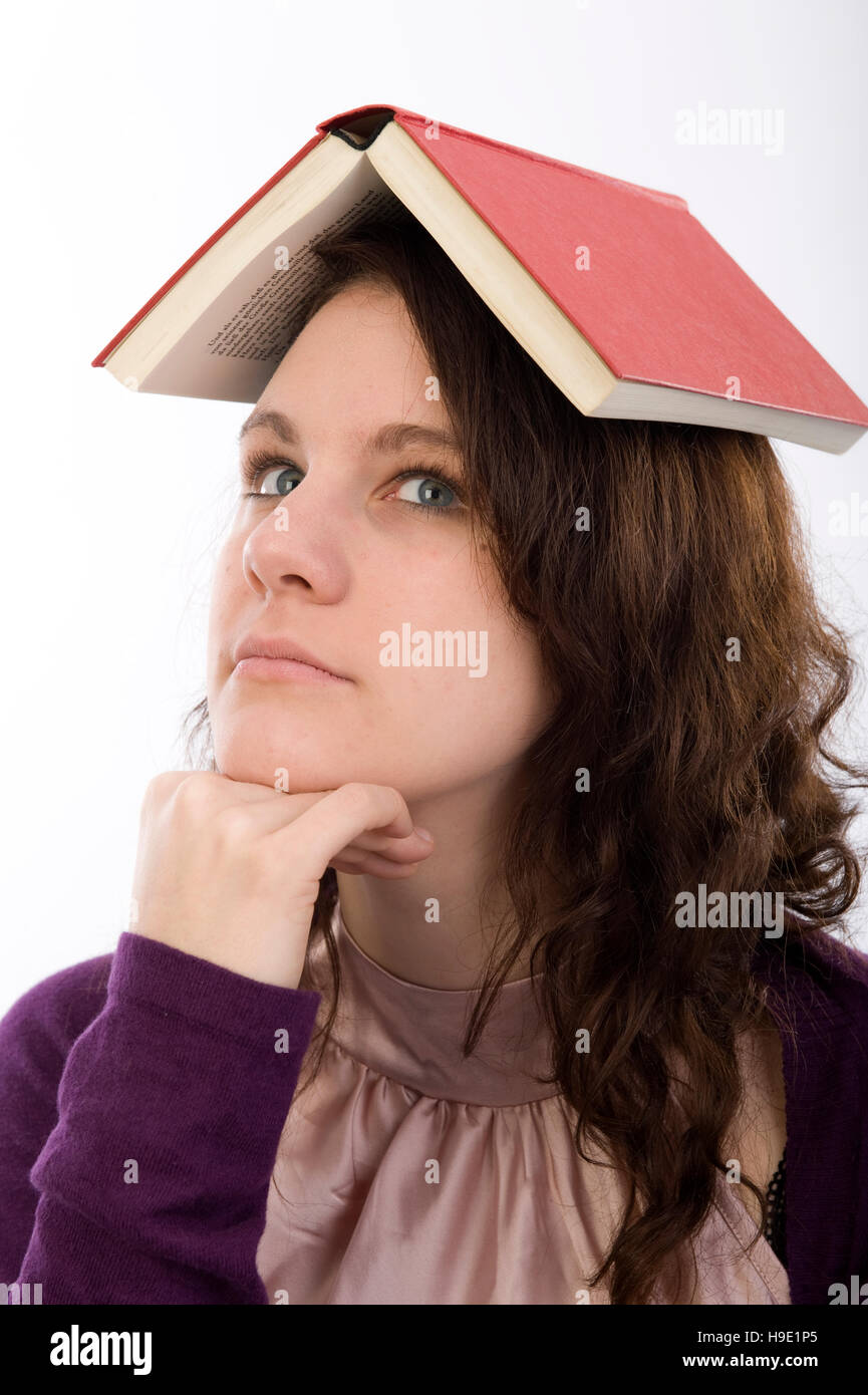 Giovane donna con un libro sulla sua testa Foto Stock