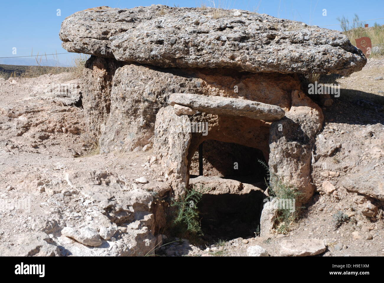 Parte della necropoli di sepolcri e Dolmen nella città di Gorafe vicino a Granada Andalusia Spagna. Foto Stock