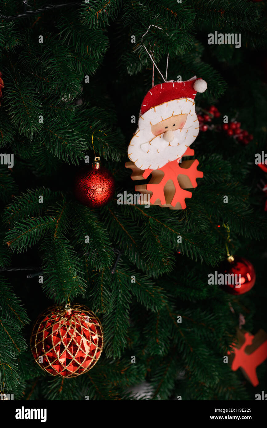 Rosso palle di Natale sulla struttura ad albero Foto Stock