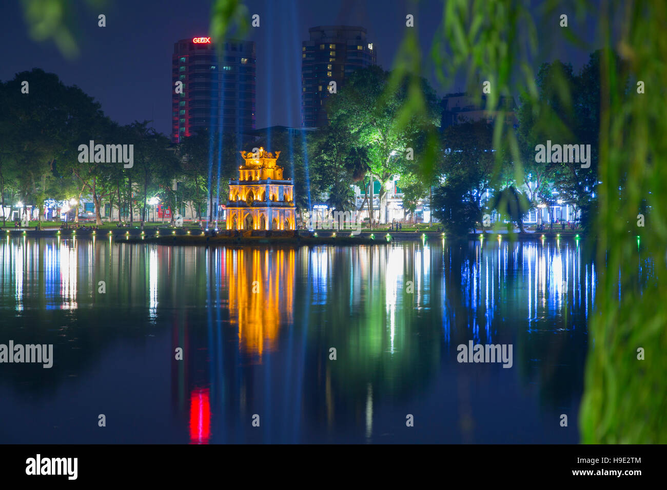 Torre di tartaruga (Thap Rua) sul Lago Hoan Kiem al crepuscolo, Hanoi, Vietnam Foto Stock