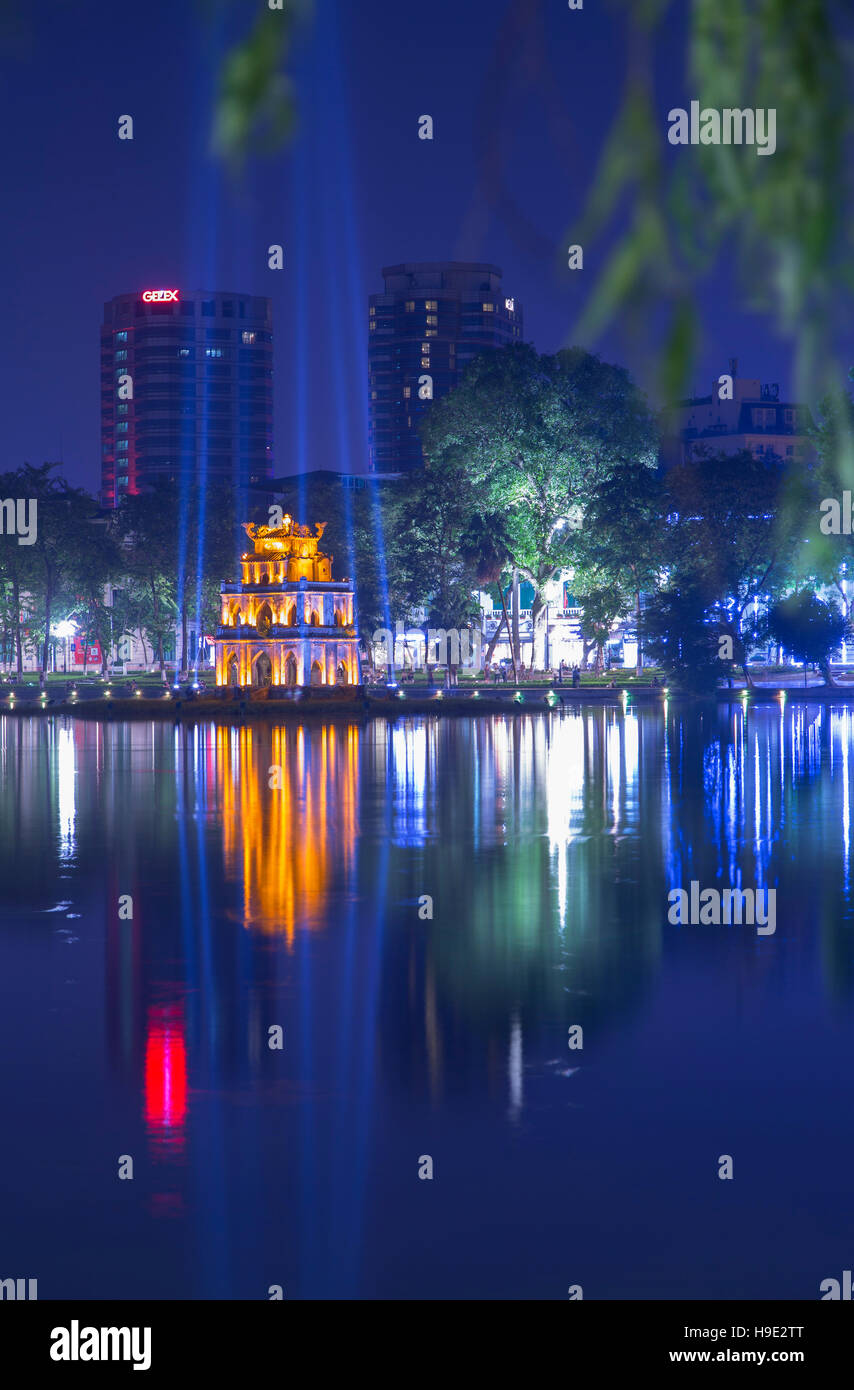 Torre di tartaruga (Thap Rua) sul Lago Hoan Kiem al crepuscolo, Hanoi, Vietnam Foto Stock