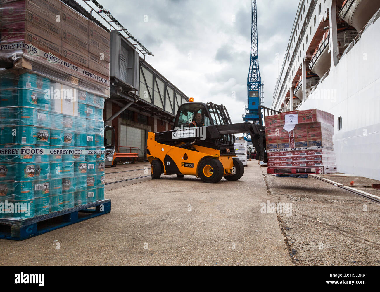 La forcella di sollevamento conducente il carico di merci su una nave a Southampton docks Foto Stock