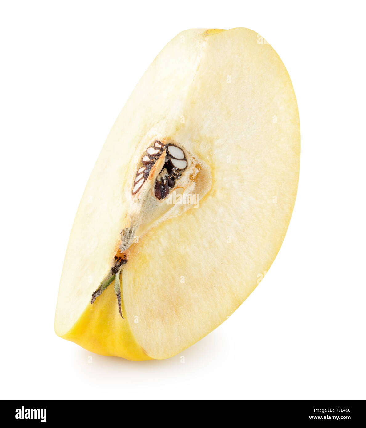 Fetta di mela cotogna isolato su uno sfondo bianco. Foto Stock