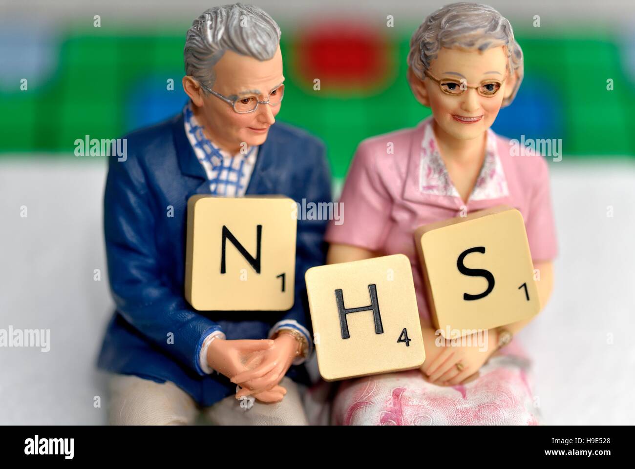 Titolare di pensione o di rendita figurine tenendo le lettere NHS Foto Stock