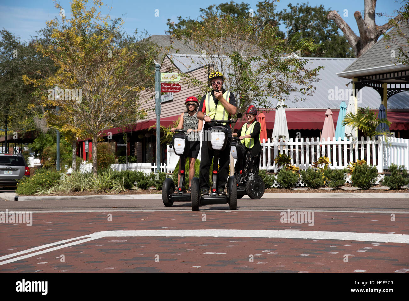 Supporto Dora Florida USA - i turisti a cavallo in giro per la città su Segway scooter con una guida Foto Stock