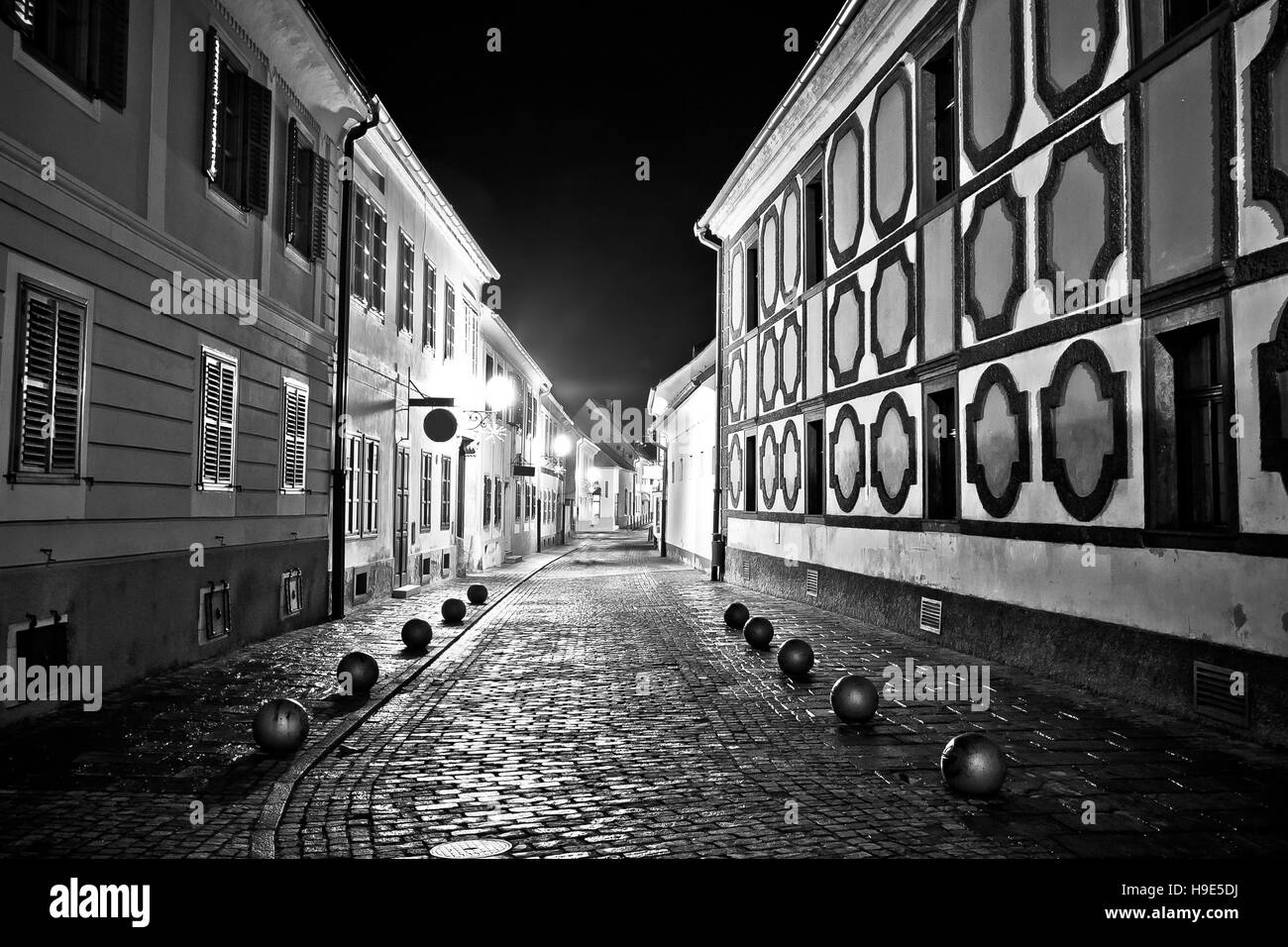 Città di Varazdin steet vista serale in bianco e nero, nord della Croazia Foto Stock