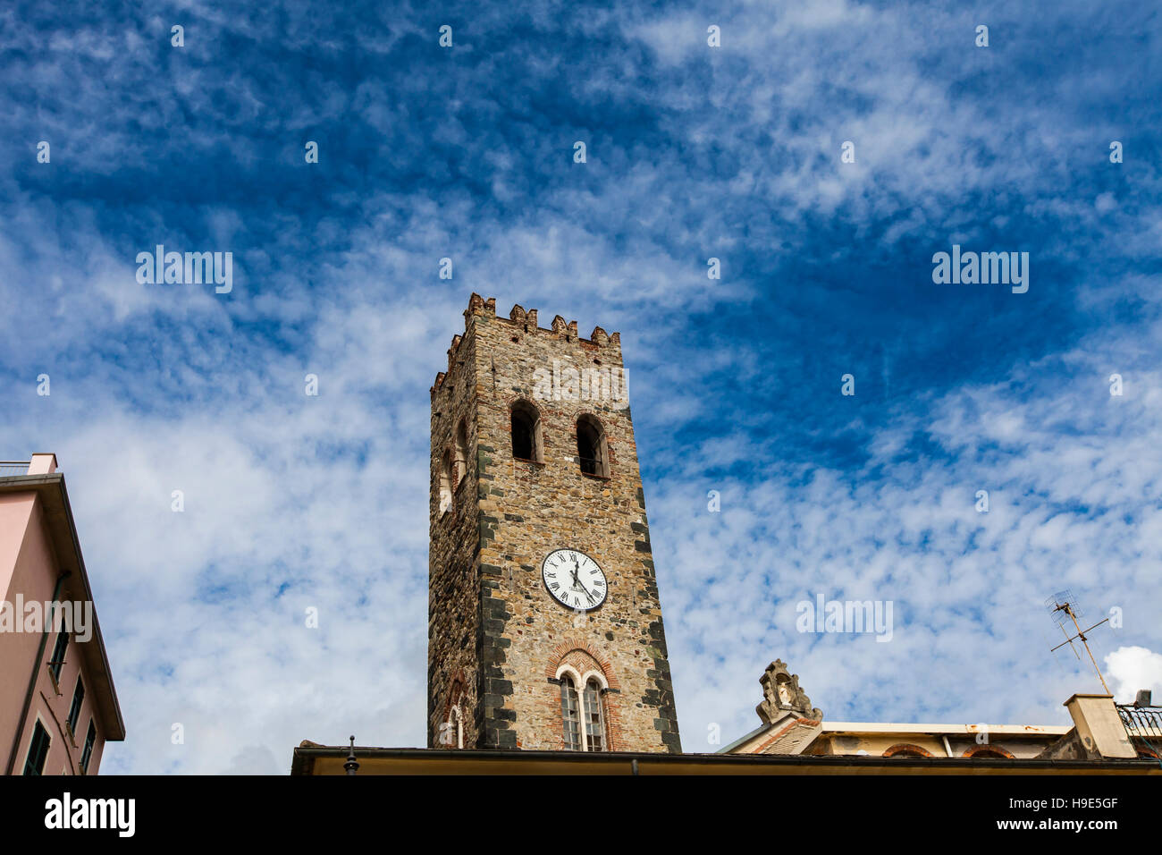 Il campanile della chiesa parrocchiale di San Giovanni Battista a Monterosso, Italia Foto Stock