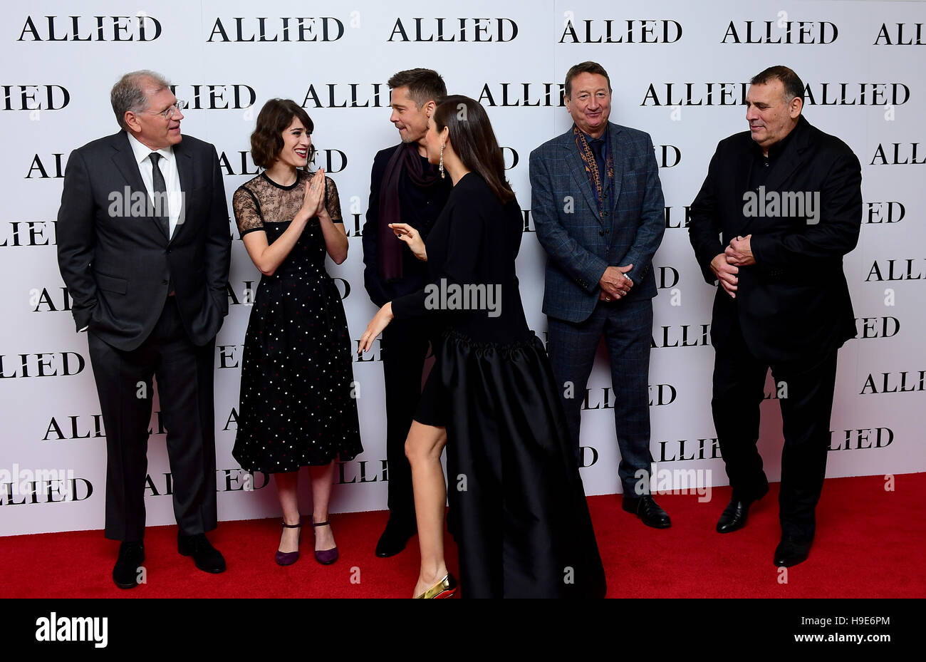 Robert Zemeckis (da sinistra a destra), Lizzy Caplan, Brad Pitt, Marion Cotillard, Steven Knight e Graham re frequentando il "Allied' UK Premiere di Odeon Leicester Square, Londra. Foto Stock