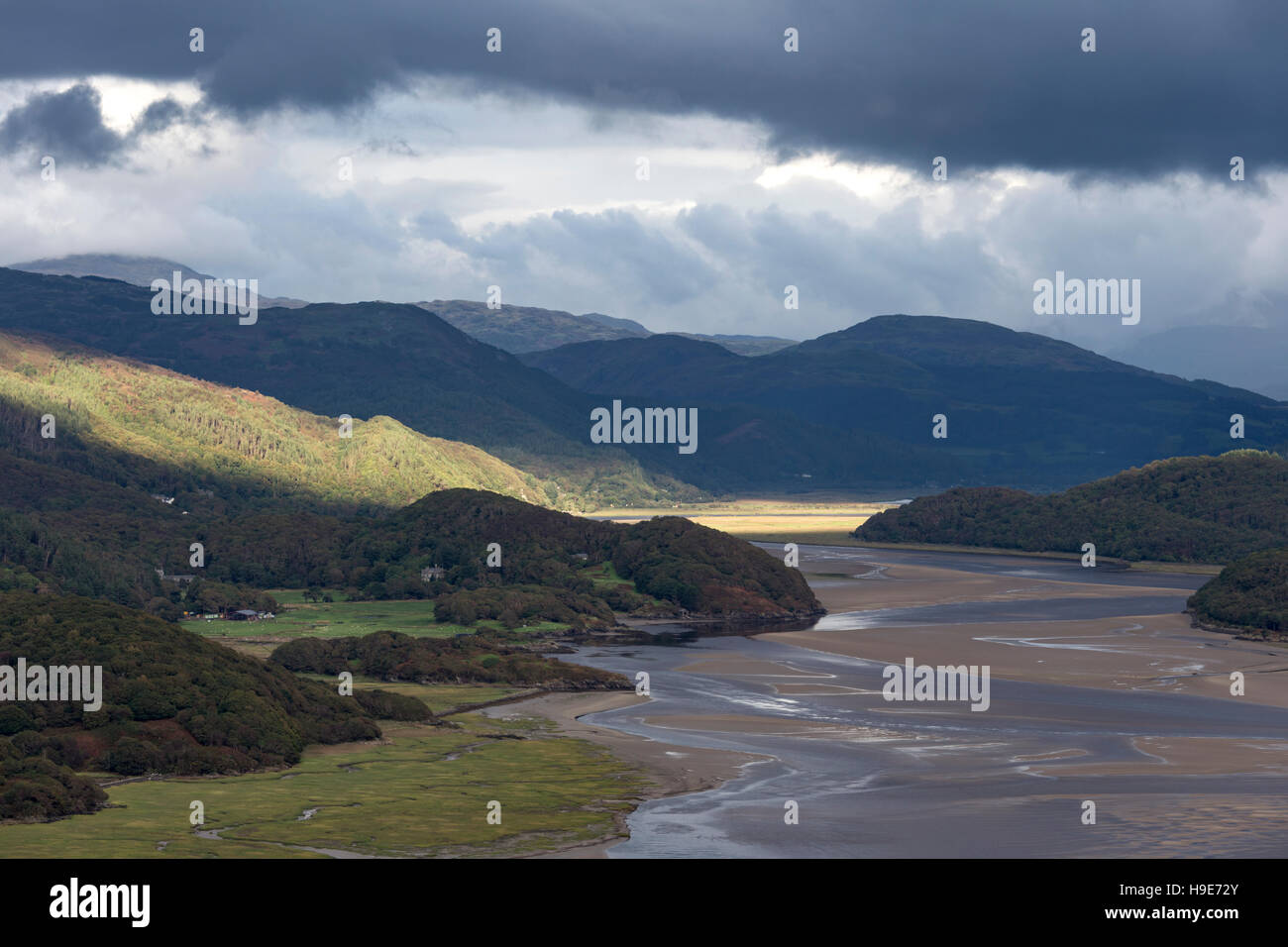 Autunno tempeste oltre l'Mawddach Estuary, dal Panorama a piedi, Parco Nazionale di Snowdonia, Gwynedd, Galles del Nord, Regno Unito Foto Stock
