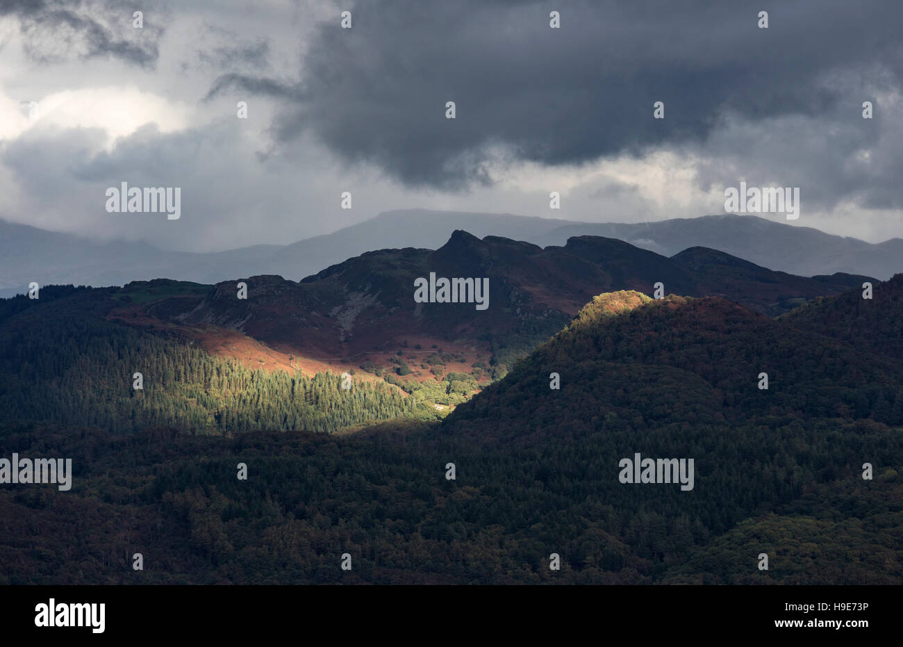 Cielo tempestoso al di sopra del Mawddach Estuary, Parco Nazionale di Snowdonia, Gwynedd, Galles del Nord, Regno Unito Foto Stock