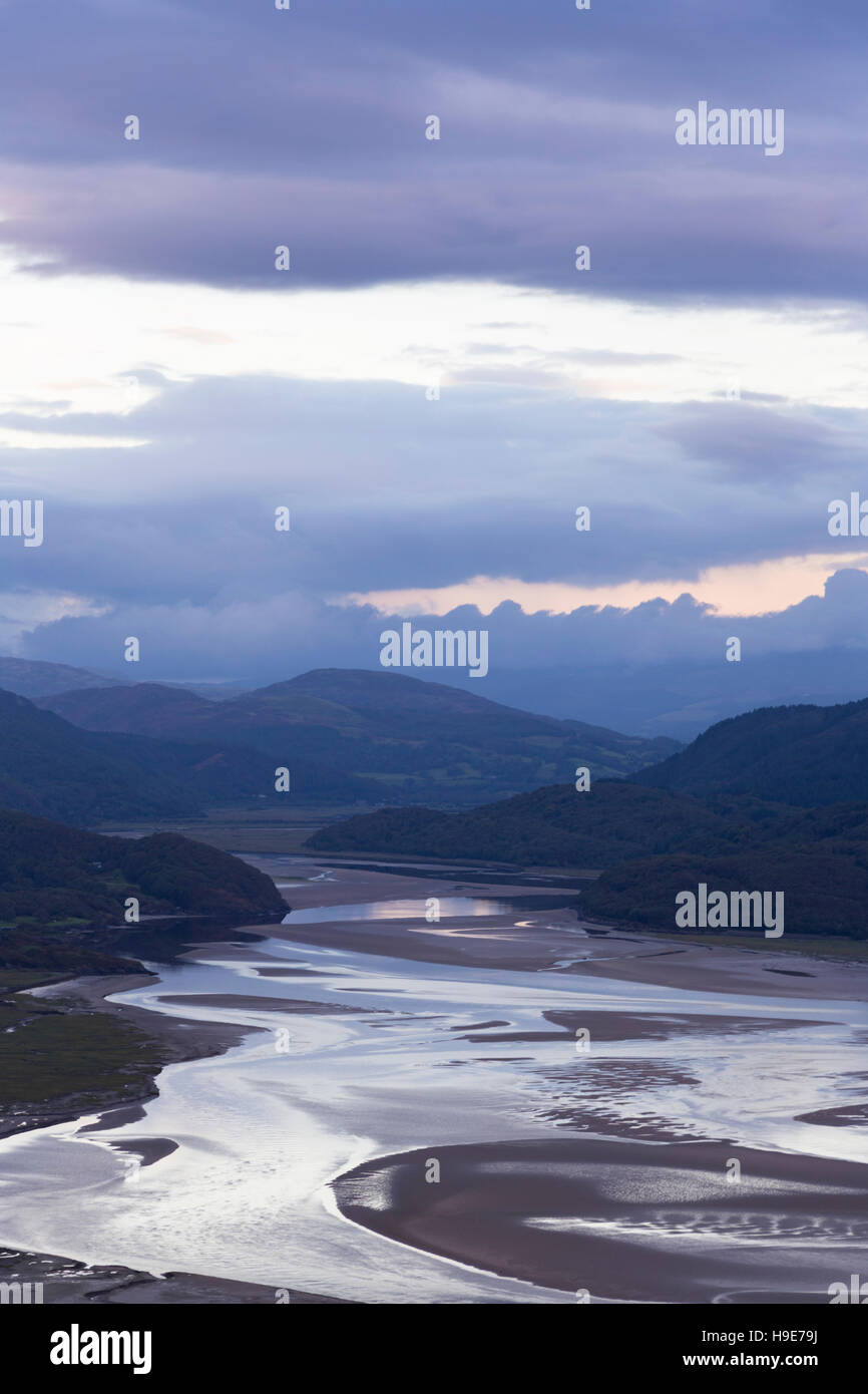 Crepuscolo sopra il Mawddach Estuary, dal Panorama a piedi, Parco Nazionale di Snowdonia, Gwynedd, Galles del Nord, Regno Unito Foto Stock