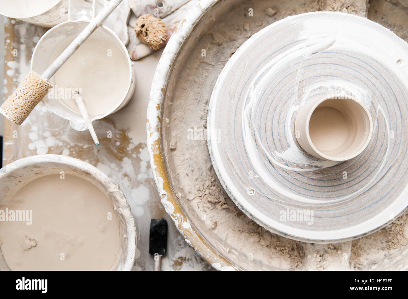 Ruota di ceramiche e strumenti creativi Foto Stock