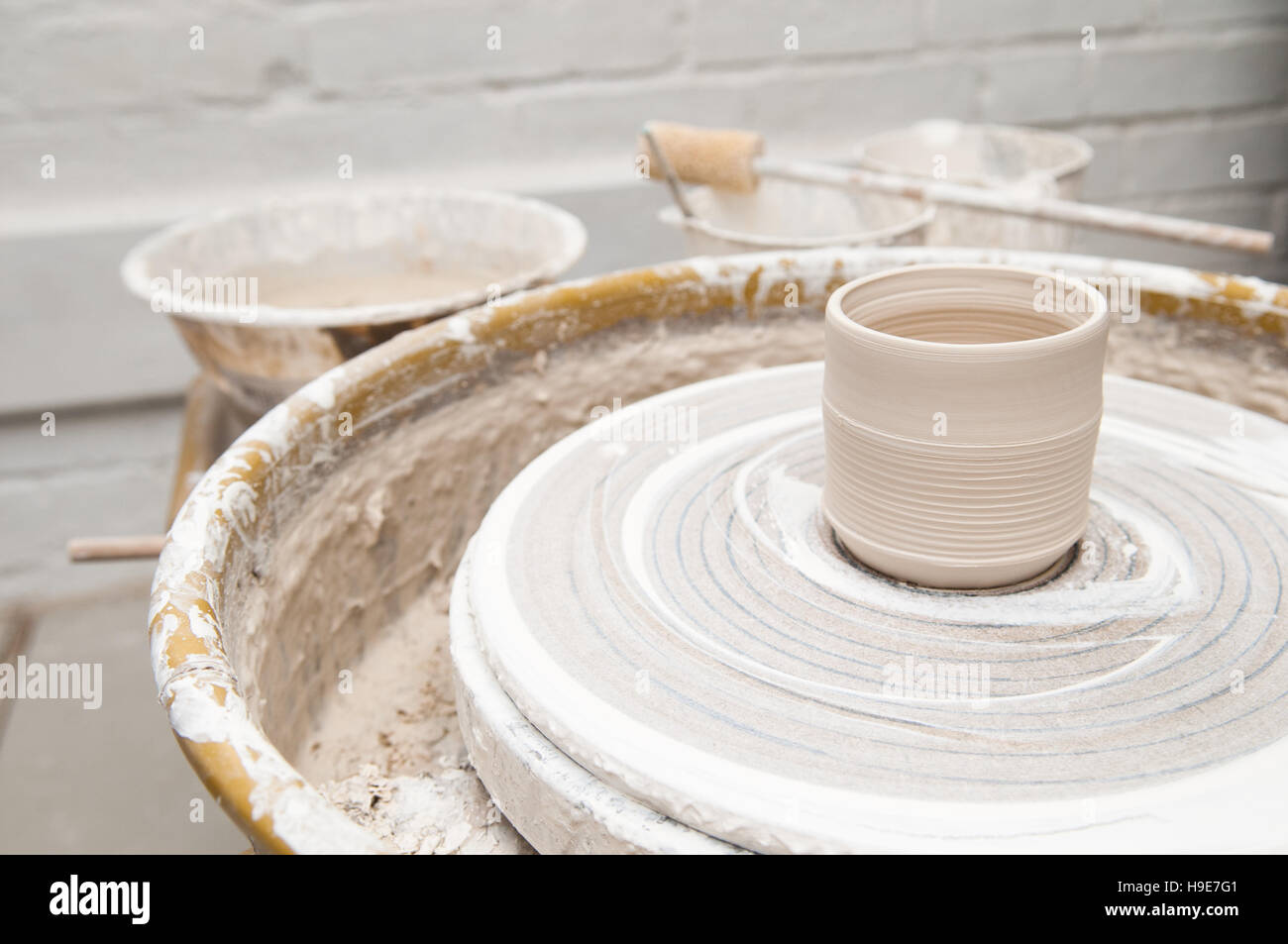 Ruota di ceramiche e strumenti creativi Foto Stock