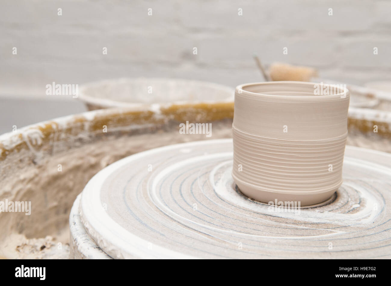 Ruota di ceramiche e strumenti creativi Foto Stock