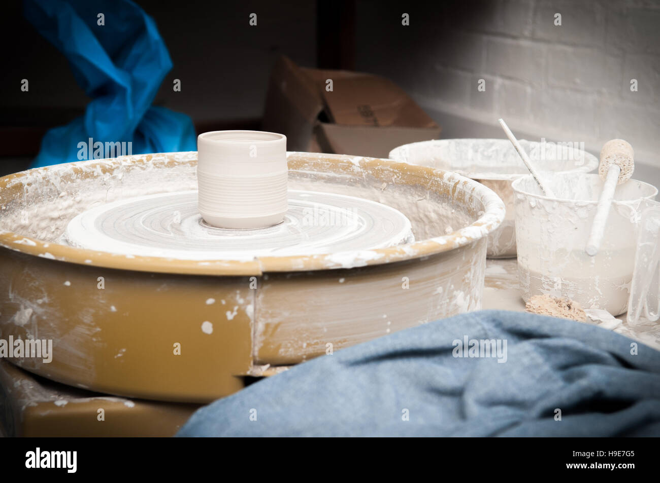 Ruota di ceramiche e strumenti creativi Foto Stock