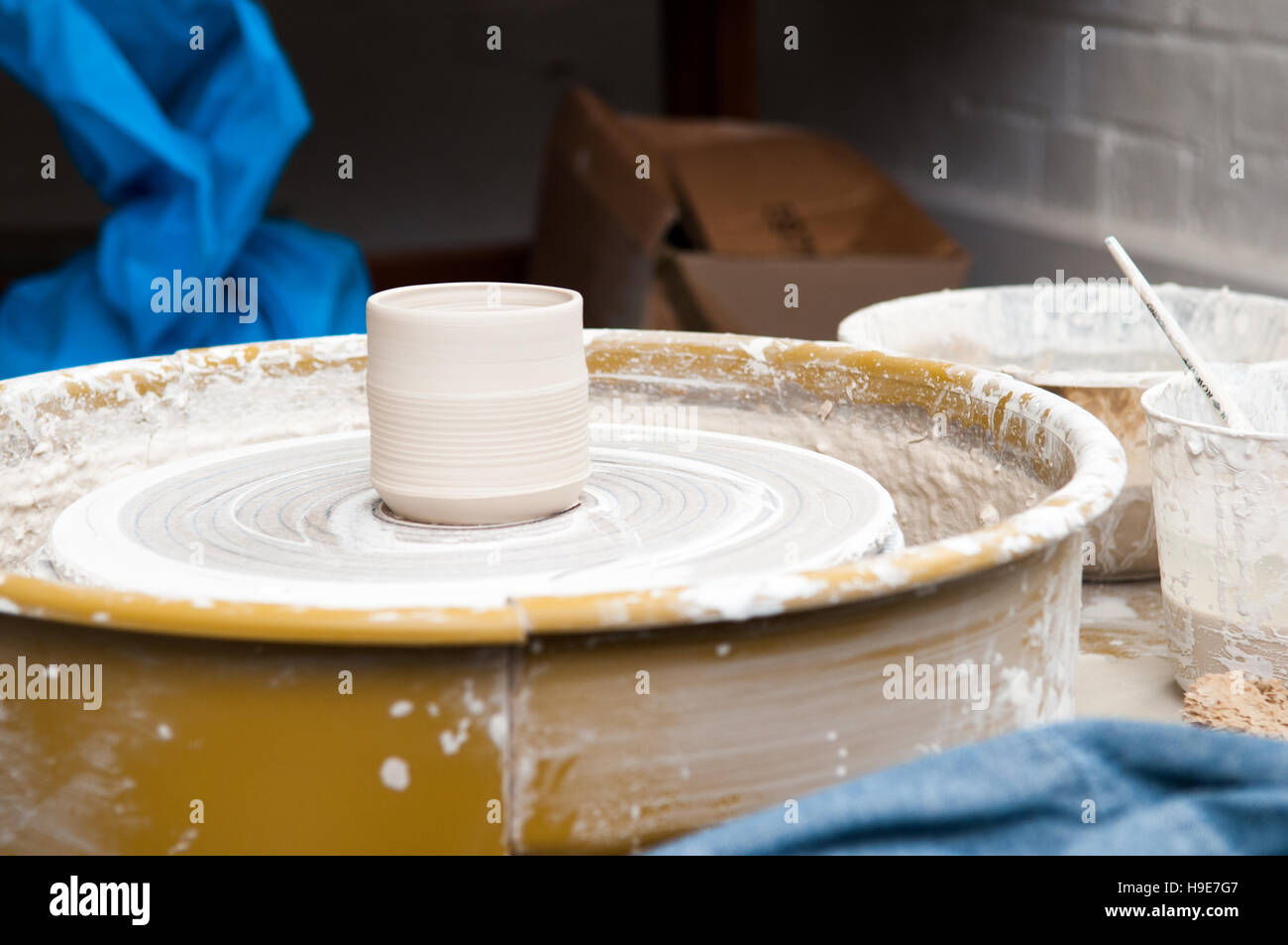 Ruota di ceramiche e strumenti creativi Foto Stock