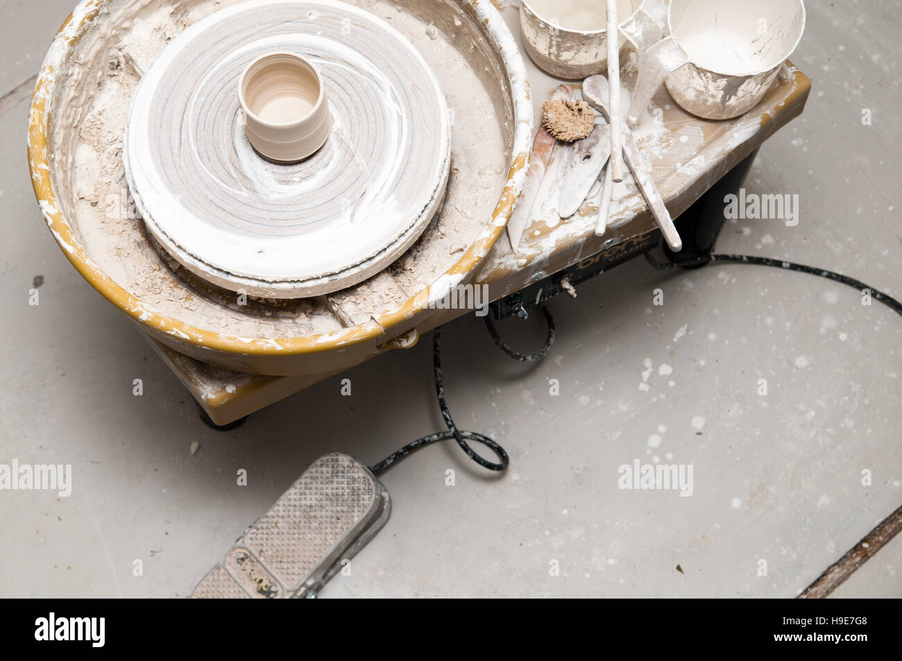 Ruota di ceramiche e strumenti creativi Foto Stock