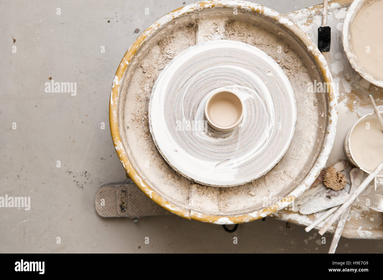 Ruota di ceramiche e strumenti creativi Foto Stock