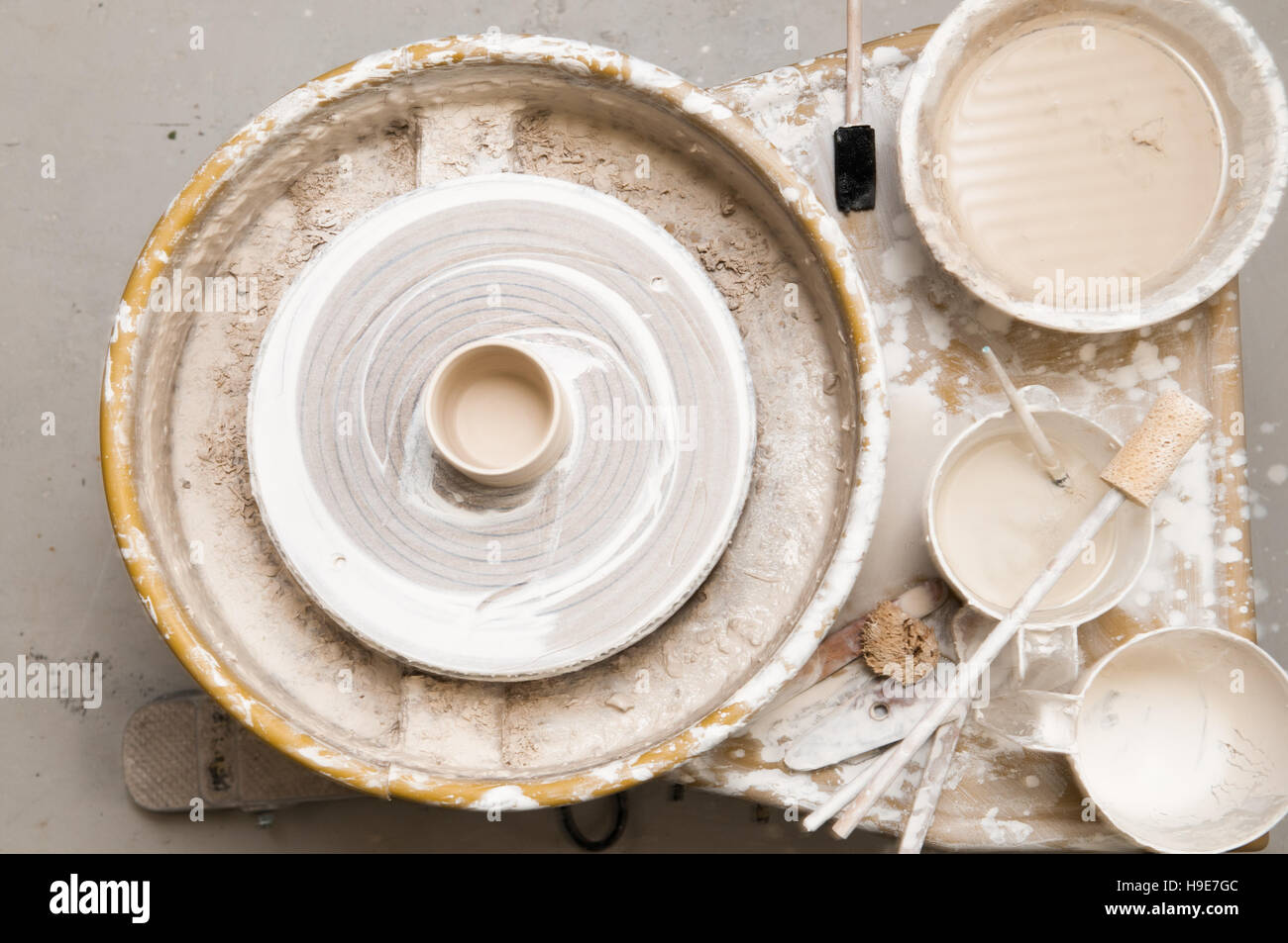 Ruota di ceramiche e strumenti creativi Foto Stock