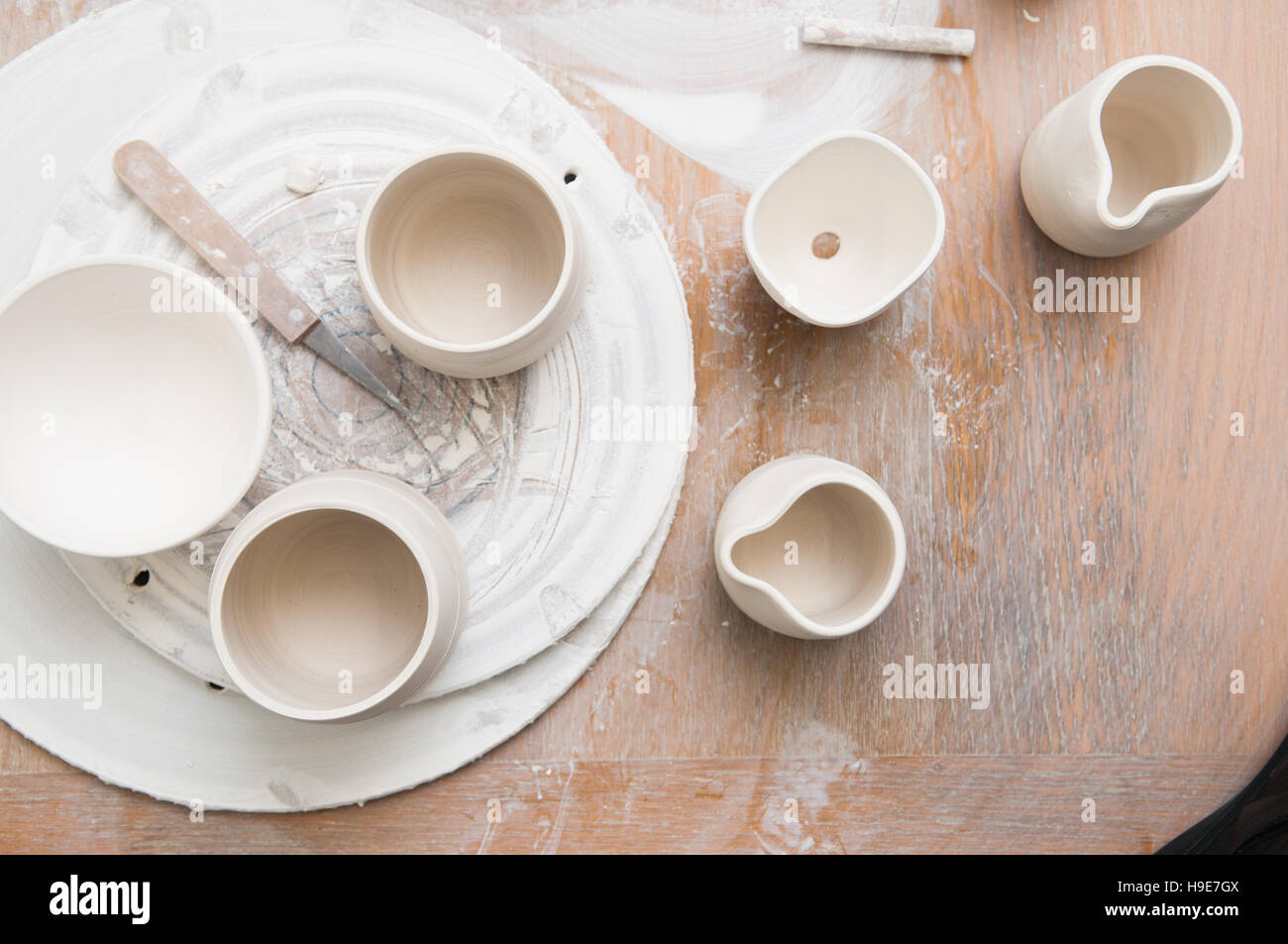 Vista aerea della ceramica in un laboratorio di ceramica in un confuso al tavolo di lavoro Foto Stock