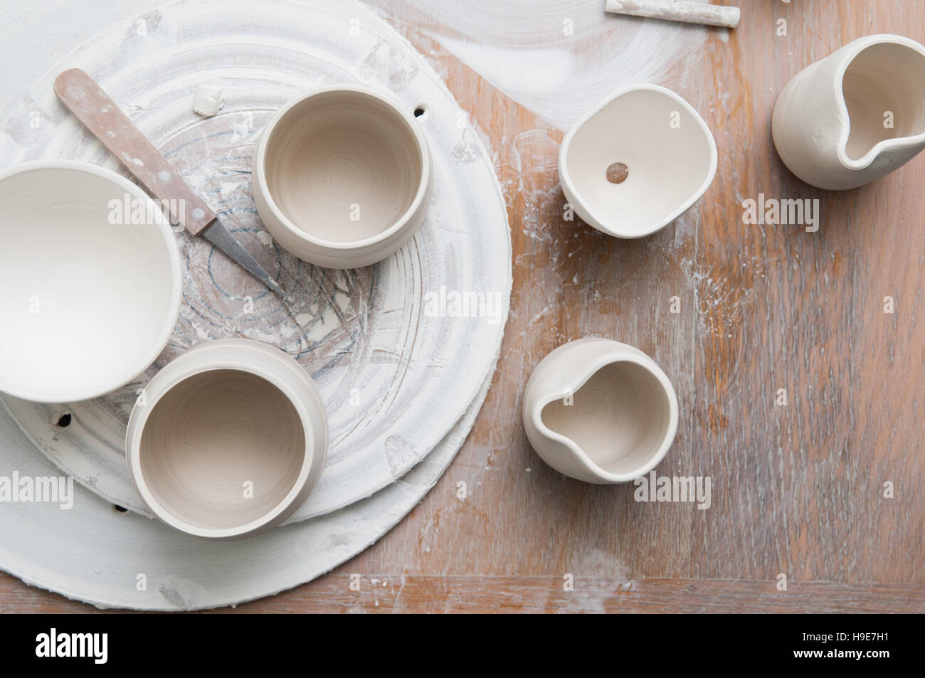 Vista aerea della ceramica in un laboratorio di ceramica in un confuso al tavolo di lavoro Foto Stock