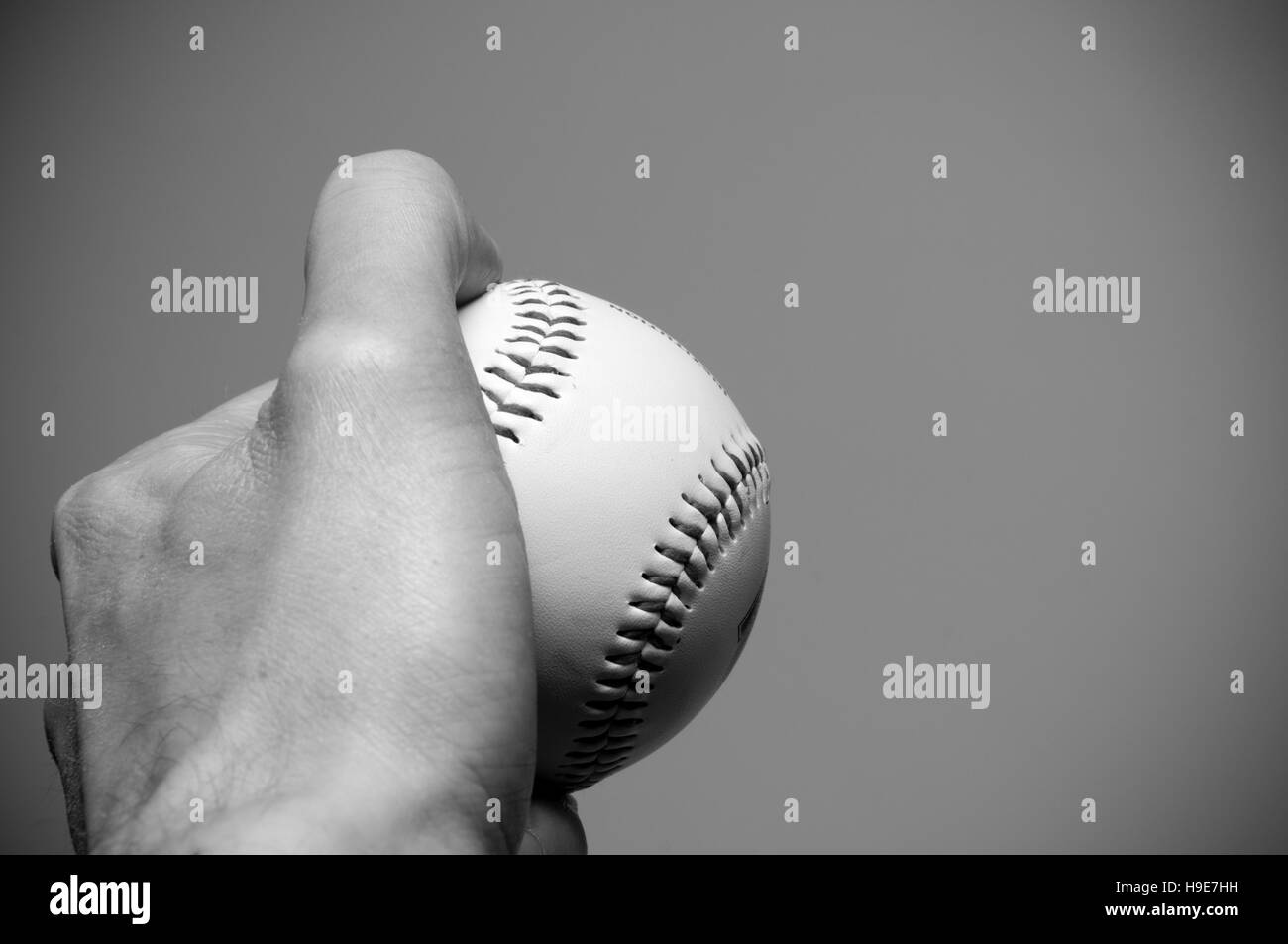 Mano che tiene un baseball close up Foto Stock