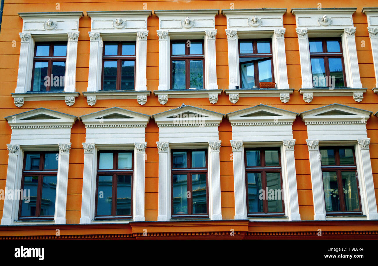 Primo piano di una tipica città vecchia facciata di casa a Berlino Kreuzberg Foto Stock