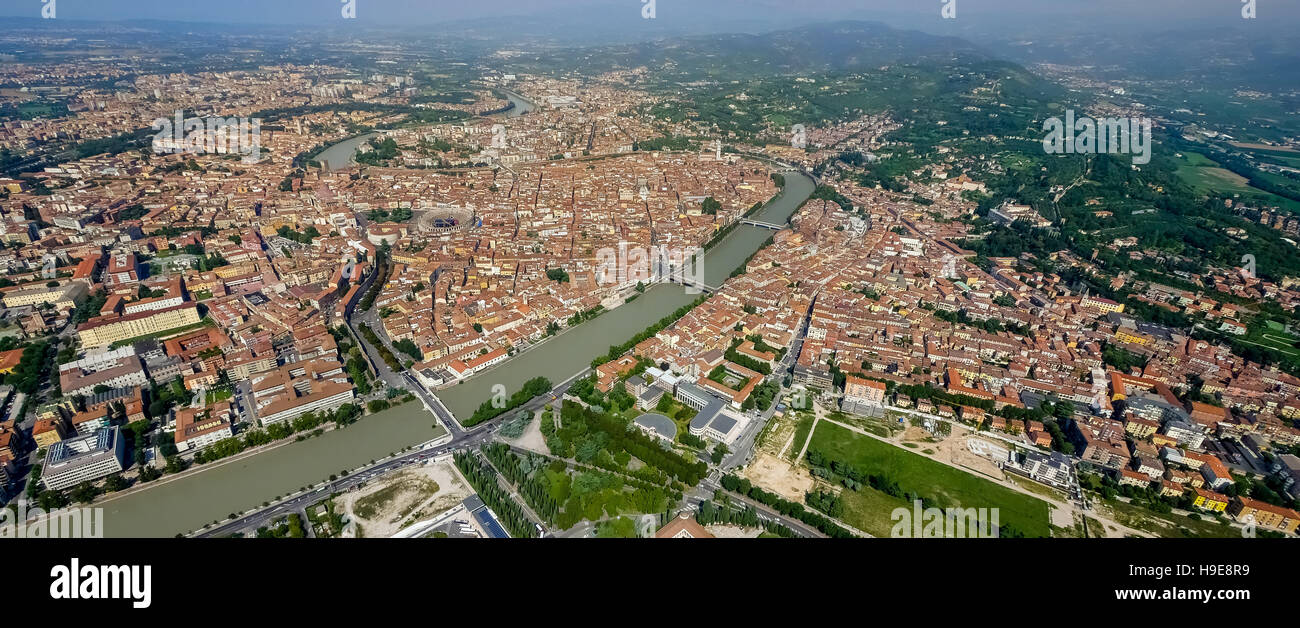 Vista aerea, il centro di Verona, l'Adige fiume Adige, Verona, Italia settentrionale, Veneto, Italia, Europa vista aerea uccelli-eyes view Foto Stock