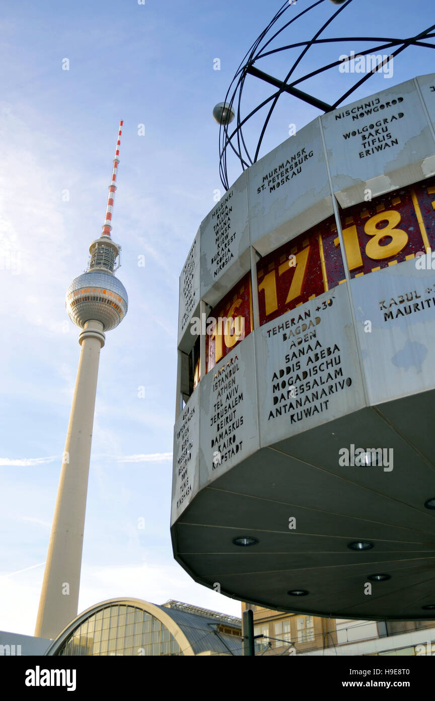 Berlin Alexanderplatz con Weltzeituhr (world time clock) e Fernsehturm (torre della TV), Berlino, Germania Foto Stock