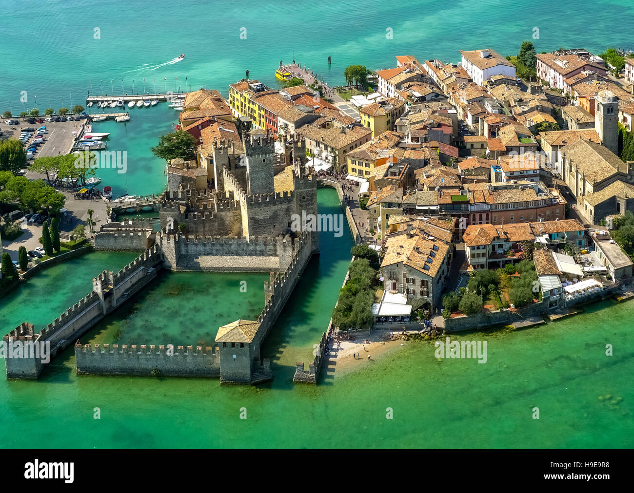 Foto aerea, il centro storico di Sirmione, penisola di Sirmione a lago di Garda, Lago di Garda, Sirmione, Italia settentrionale, Lombardia, Foto Stock