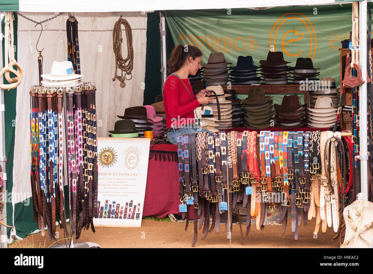 Cinghie e cappelli in vendita presso il Royal Norfolk Visualizza nel Showground , , Norwich Norfolk , Inghilterra , Inghilterra , Regno Unito Foto Stock