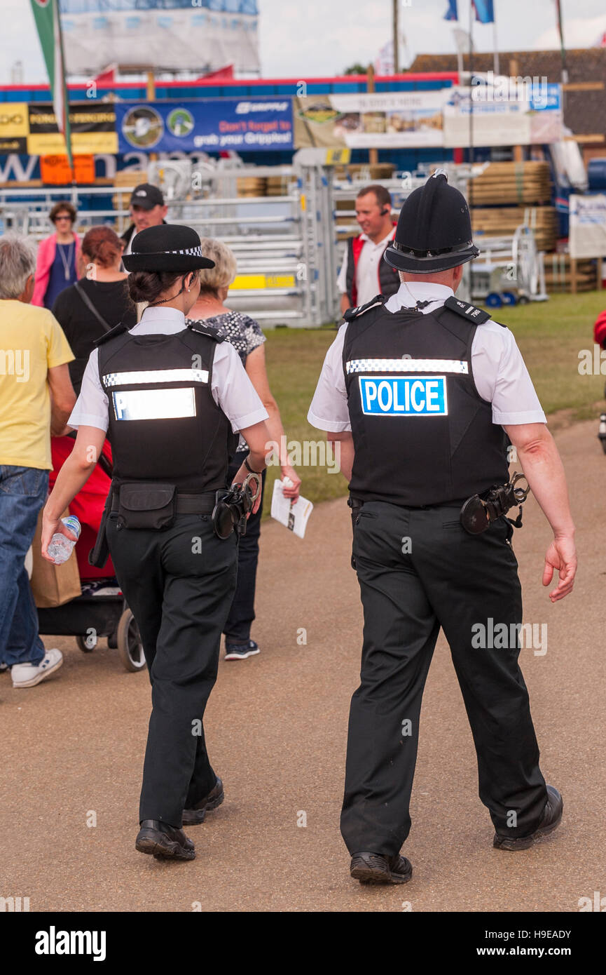 Due funzionari di polizia presso il Royal Norfolk Visualizza nel Showground , , Norwich Norfolk , Inghilterra , Inghilterra , Regno Unito Foto Stock