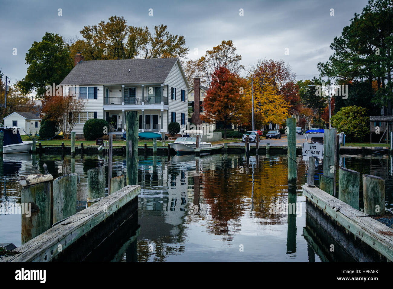 Casa e Colore di autunno lungo il porto di St. Michaels, Maryland. Foto Stock
