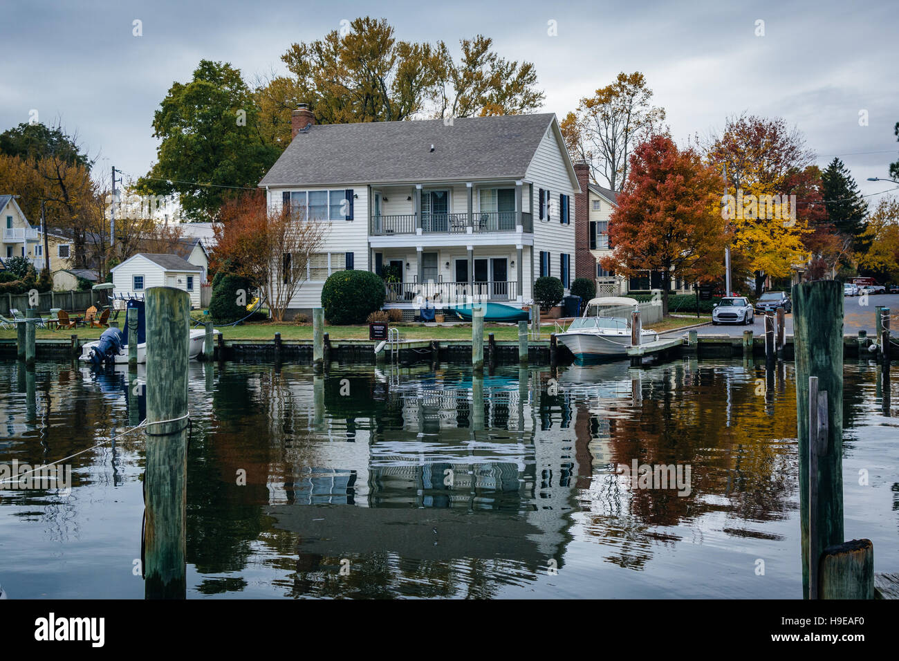 Casa e Colore di autunno lungo il porto di St. Michaels, Maryland. Foto Stock