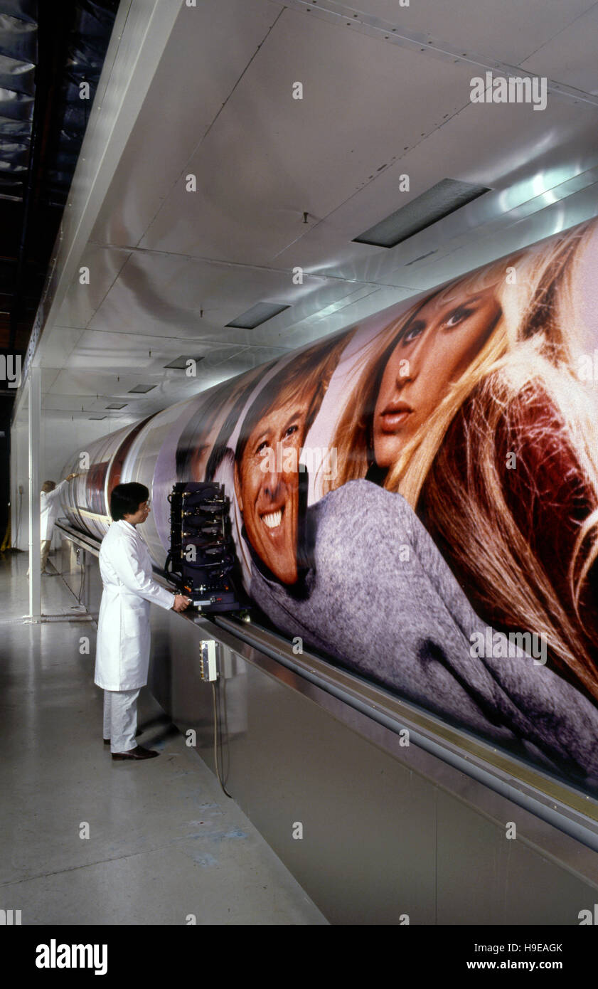 I tecnici in un outdoor advertising azienda partecipare a grandi tamburo di stampa con un'immagine di Robert Redford e Daryl Hannah per un cartellone di promuovere il film aquile legale nel 1986. Foto Stock