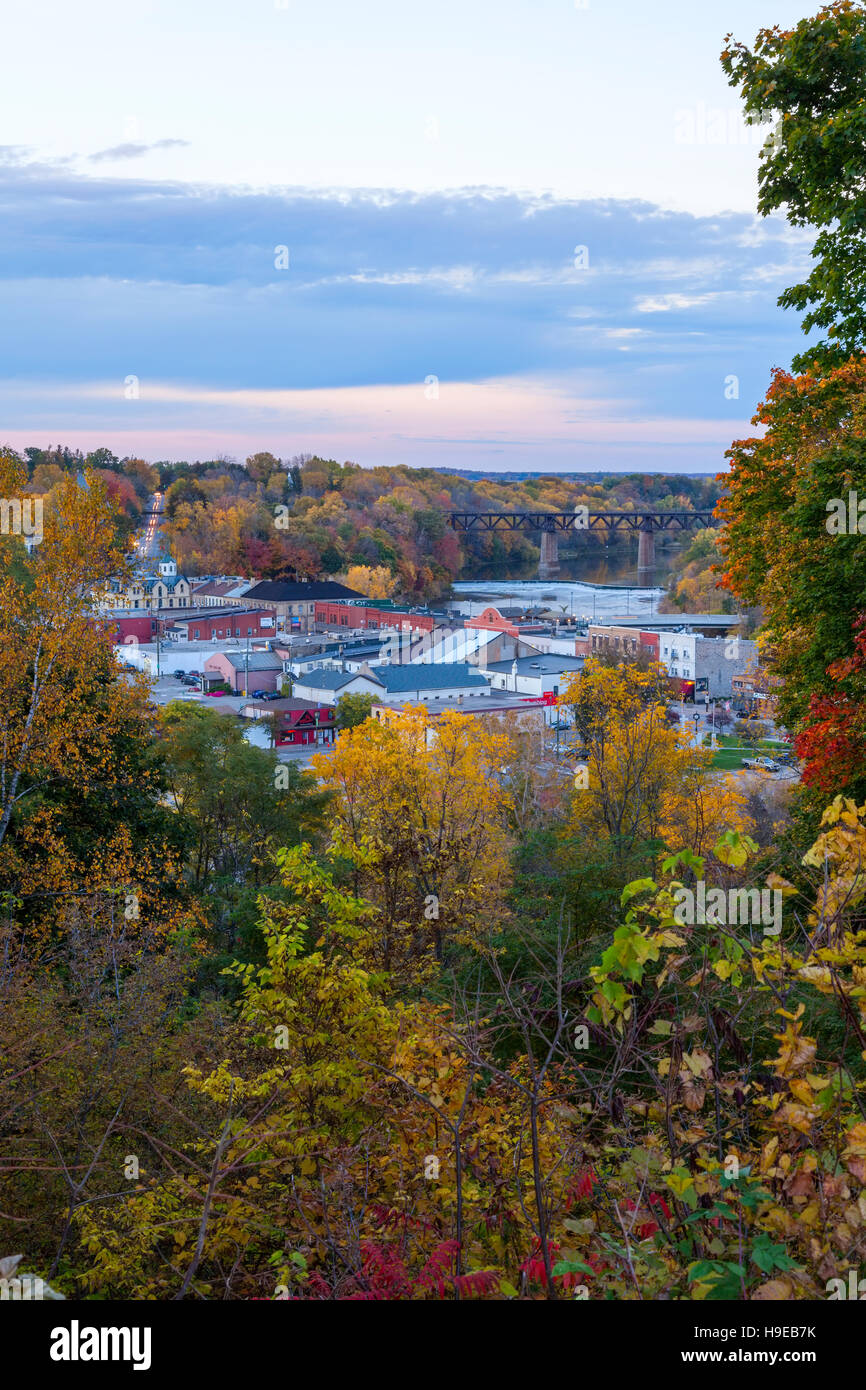 Una vista del centro della città di Parigi da una collina a Parigi, Brant County, Ontario, Canada. Foto Stock
