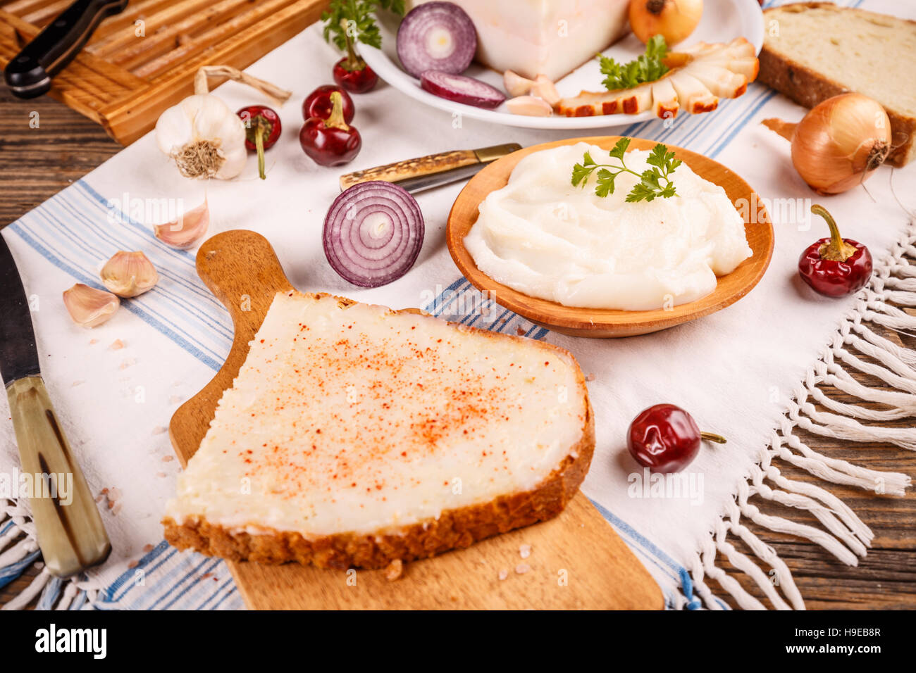 Di lardo con pane e la paprica rossa sul tavolo rustico Foto Stock