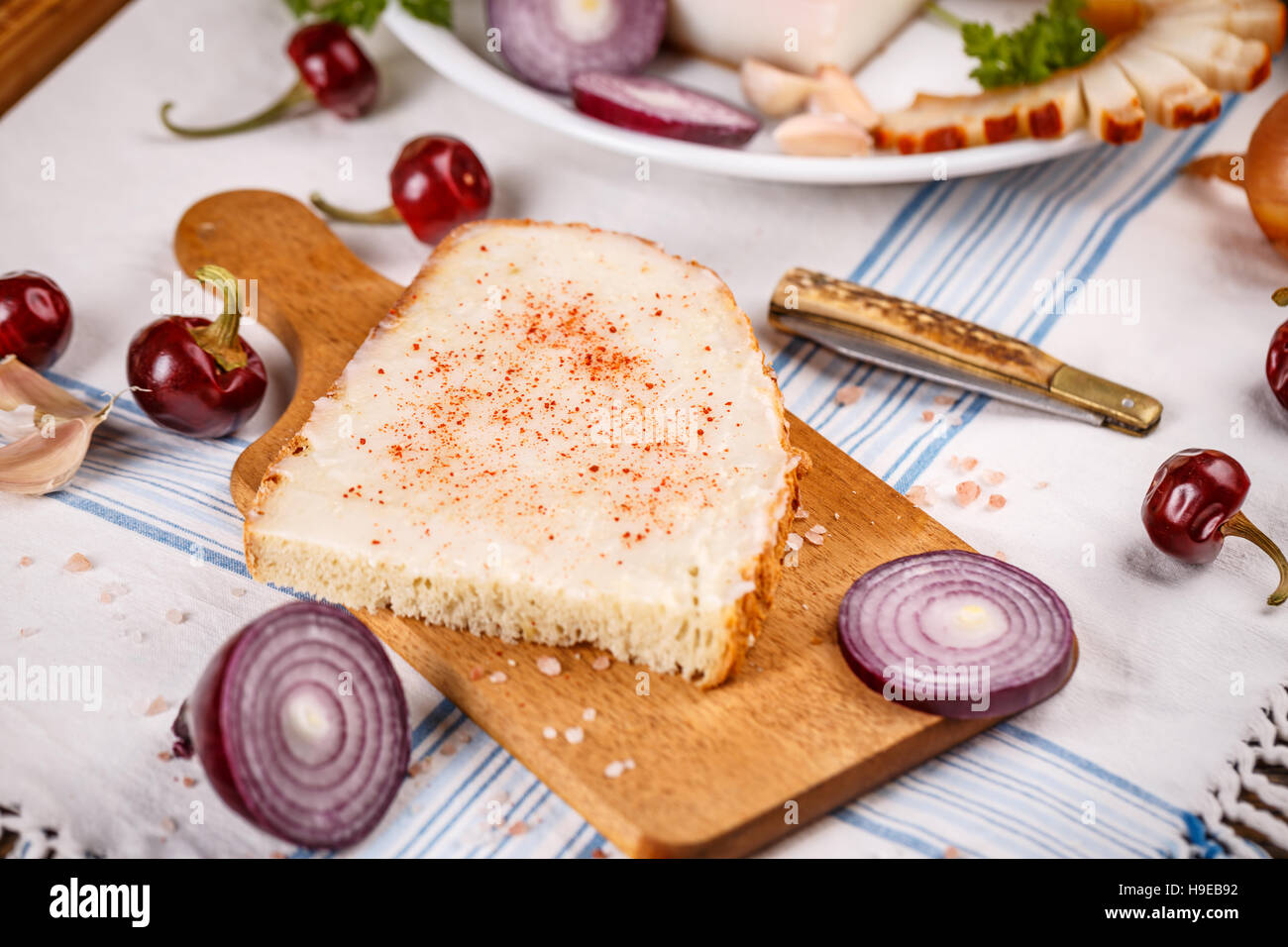 Di lardo con pane e la paprica rossa sul tavolo rustico Foto Stock