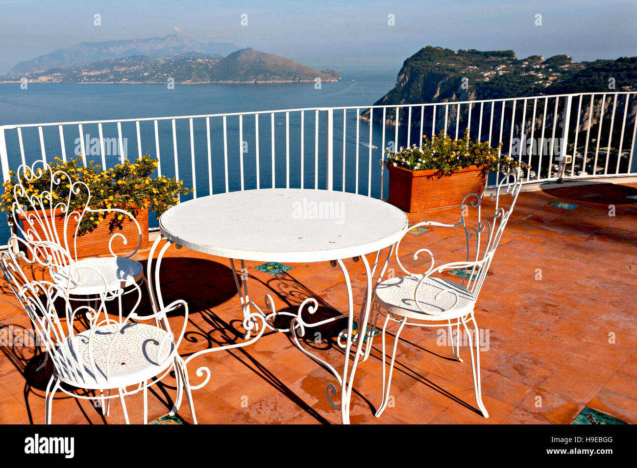 Balcone per esterno tavolo e sedie con vista sulla baia di Napoli e Ischia,  Capri, Campania, Italia, Europa Foto stock - Alamy