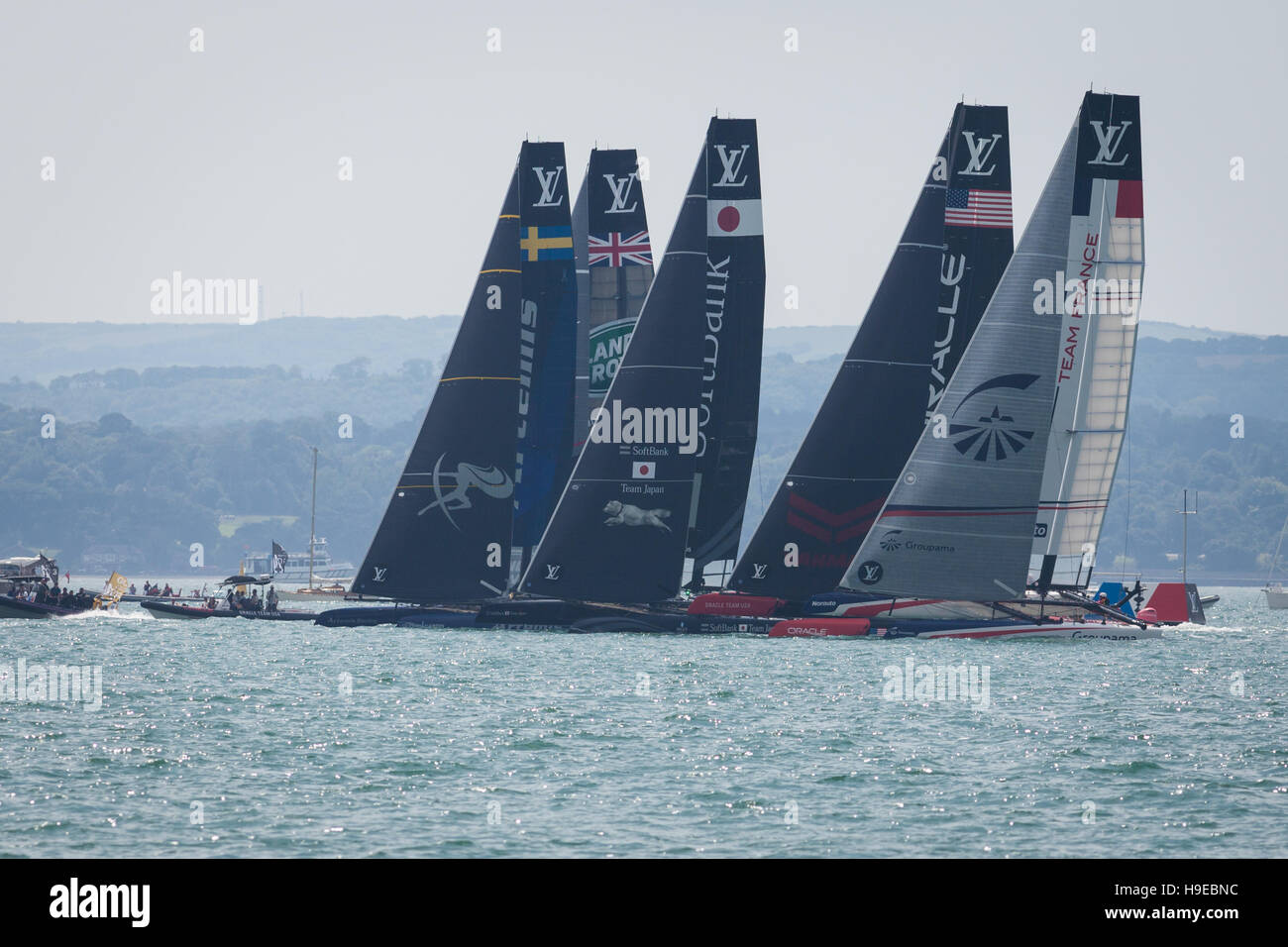 Barche di competere in Coppa America di vela in concorrenza Il Solent off Portsmouth, Regno Unito Foto Stock