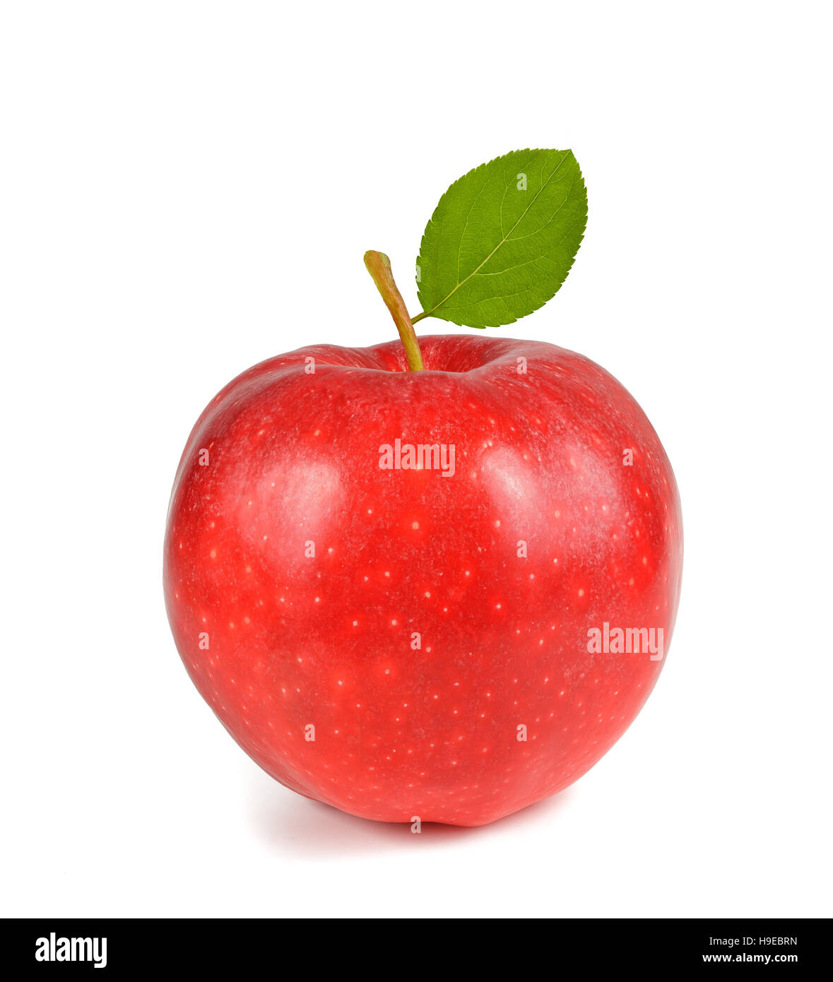 Red apple con foglie isolato su bianco Foto Stock
