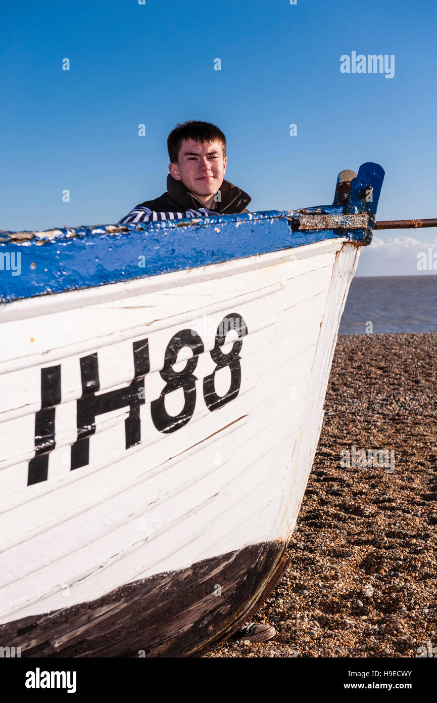 Un ragazzo sul suo diciassettesimo compleanno in Aldeburgh , Suffolk , Inghilterra , Inghilterra , Regno Unito Foto Stock