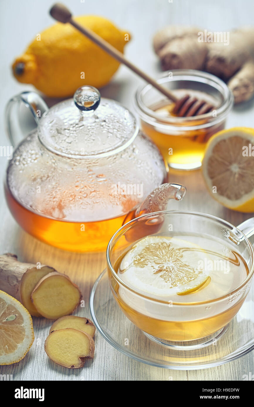 Il tè allo zenzero con miele e limone sul tavolo di legno Foto Stock