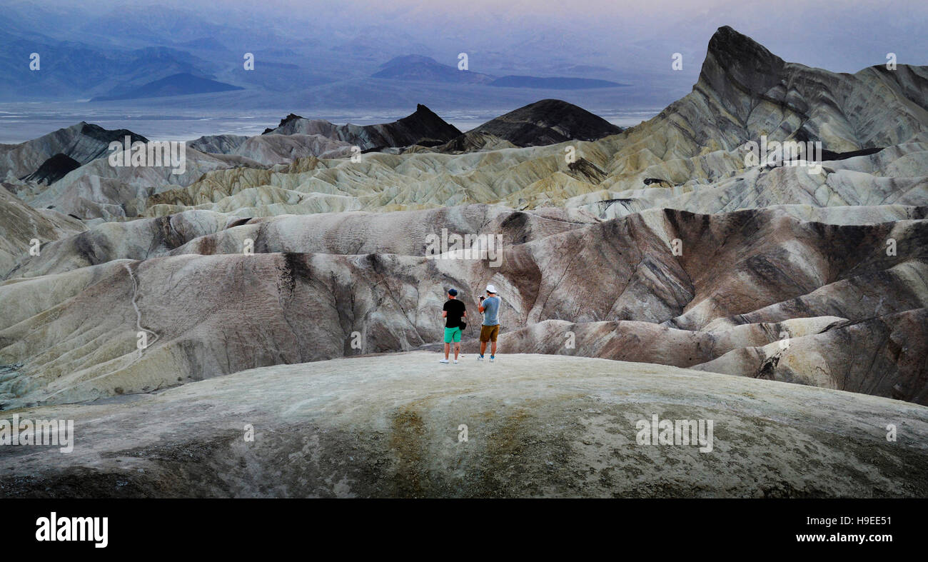 I turisti a Zabriskie Point, Death Valley, California, Stati Uniti d'America Foto Stock