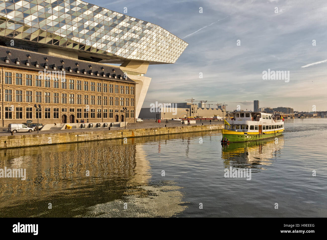Anversa, Belgio - Ottobre 2016: la nuova porta in casa repurposes di Anversa, si rinnova in una nuova headaquarters per la porta, crea da Zaha Hadid, la sua Foto Stock