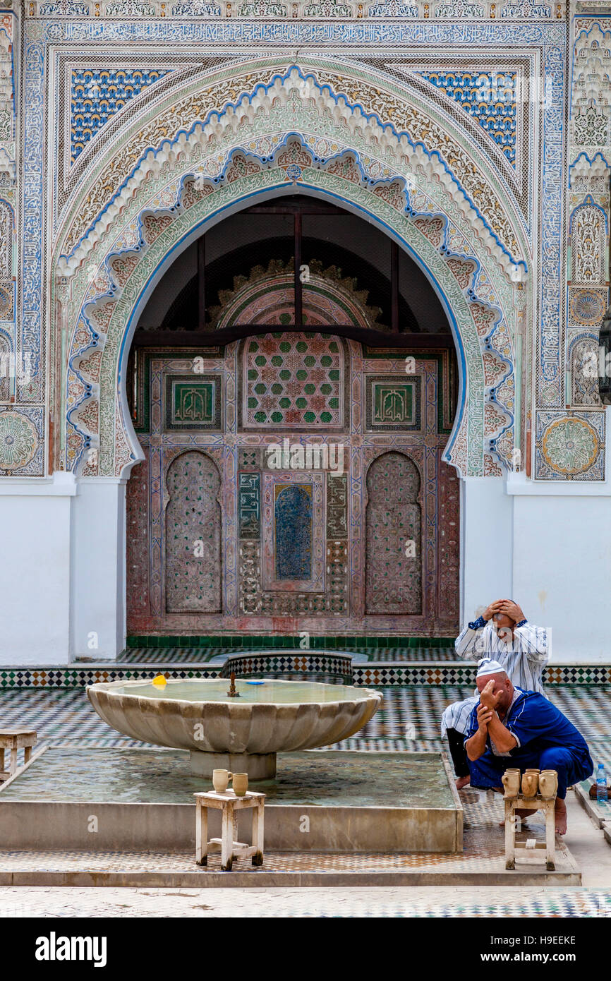 Uomini musulmani lavaggio prima della preghiera, la Moschea Al-Karaouine, Fez el Bali, Fez, in Marocco Foto Stock