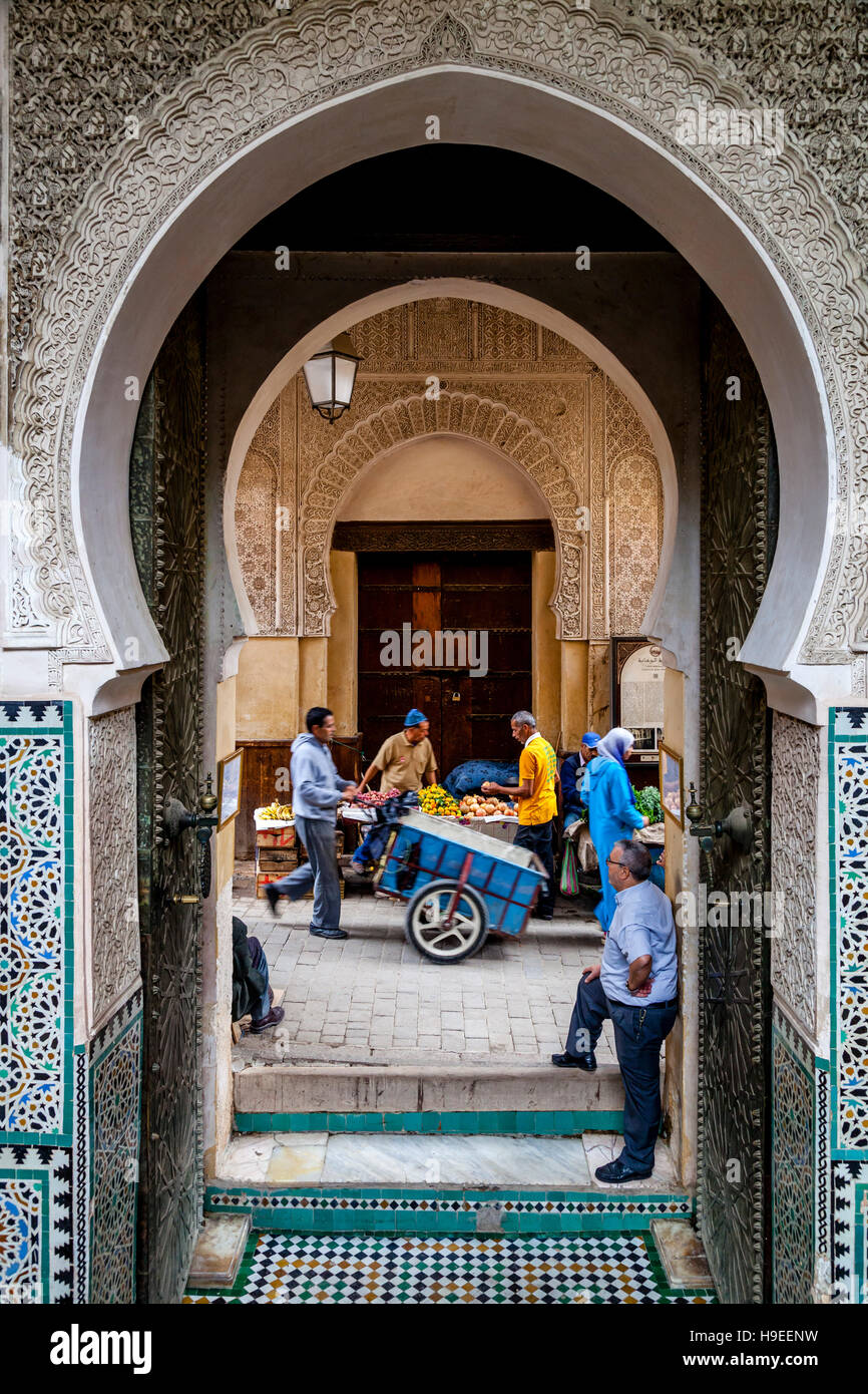 La vita di strada nella Medina di Fez el Bali, Fez, in Marocco Foto Stock