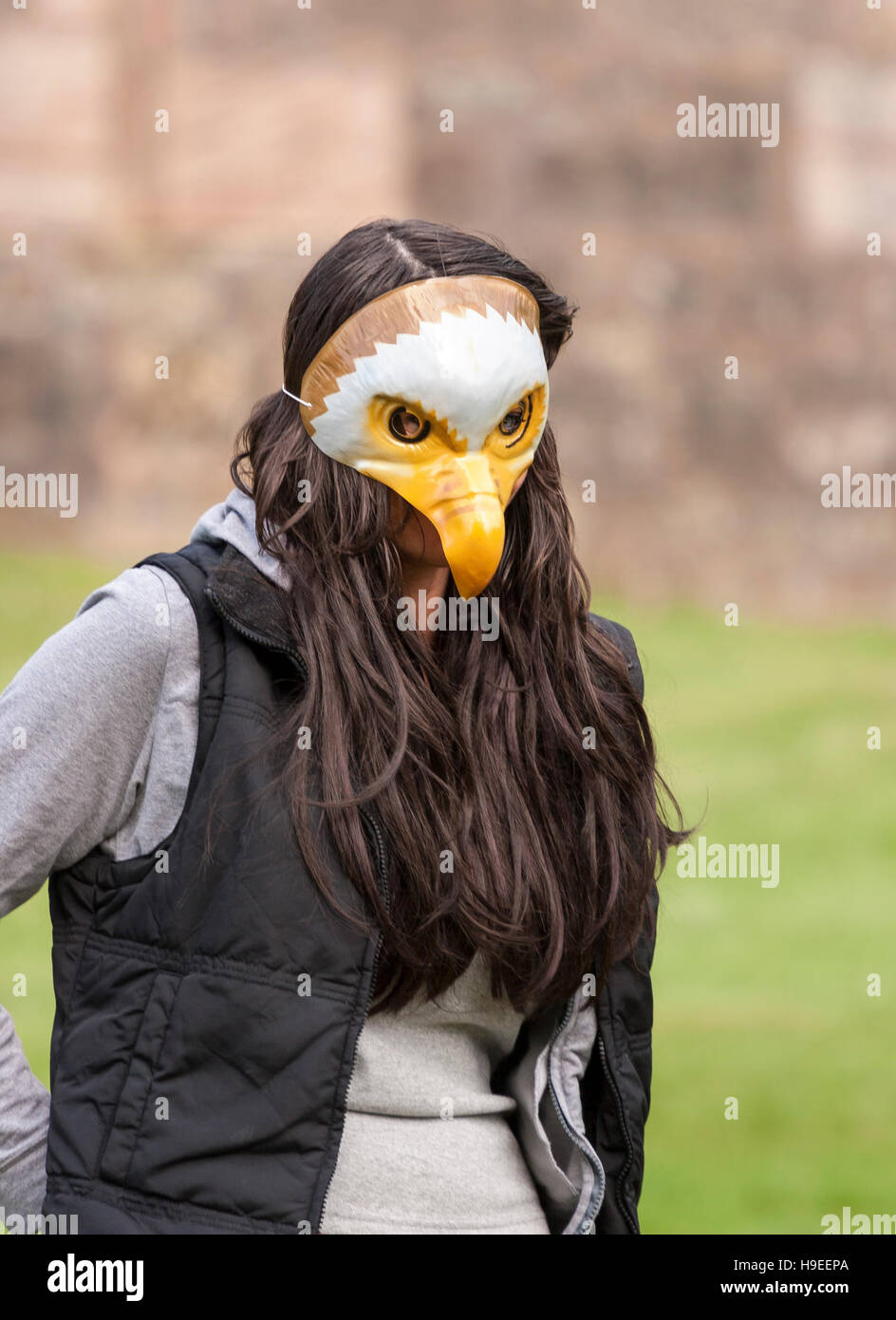 Donna che indossa una maschera di eagle, Loudoun Castle Theme Park, Abergavenny, Ayrshire, in Scozia, Regno Unito Foto Stock