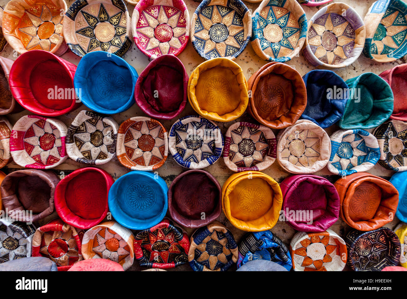 Cuscino tradizionale copre in vendita nella Medina di Fez el Bali, Fez, in Marocco Foto Stock